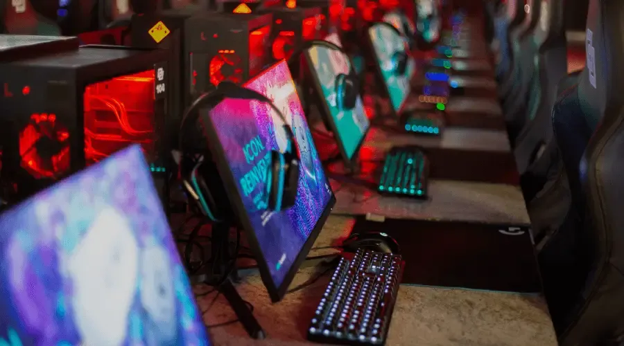 En rad med datorer på Redbull Gaming Sphere