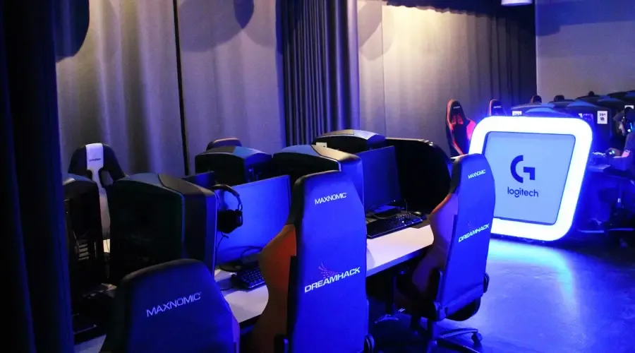 Sittplatser med datorer på Inferno Online