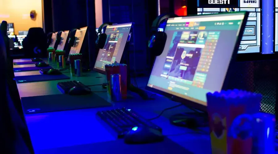 Ett långt bord med datorskärmar på Inferno Online