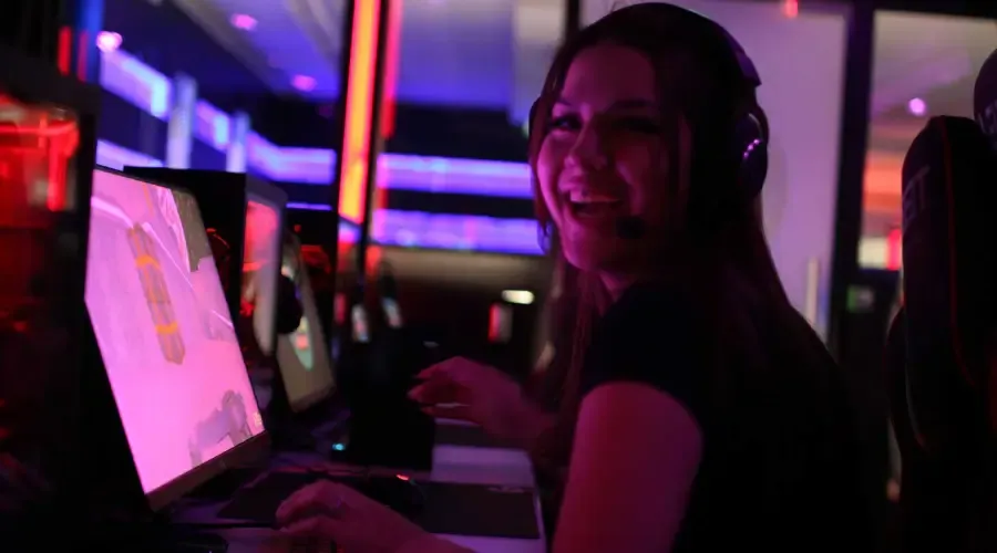 En kvinna som spelar på Inferno Online