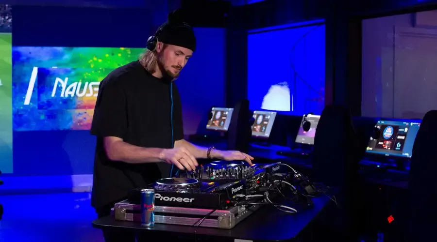 Sittplatser med datorer på Inferno Online