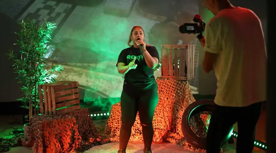 Ett långt bord med datorskärmar på Inferno Online